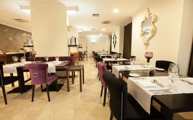 Luna Hotel Zombo