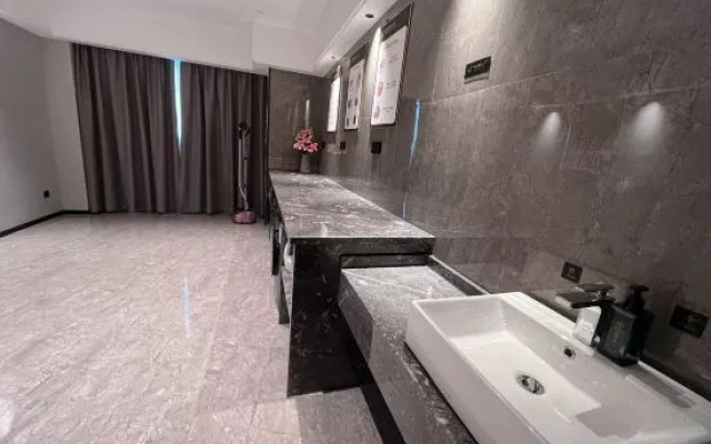 Yixuan International Hotel (Zhongshan Pedestrian Street Rongcheng Tianjie Branch)