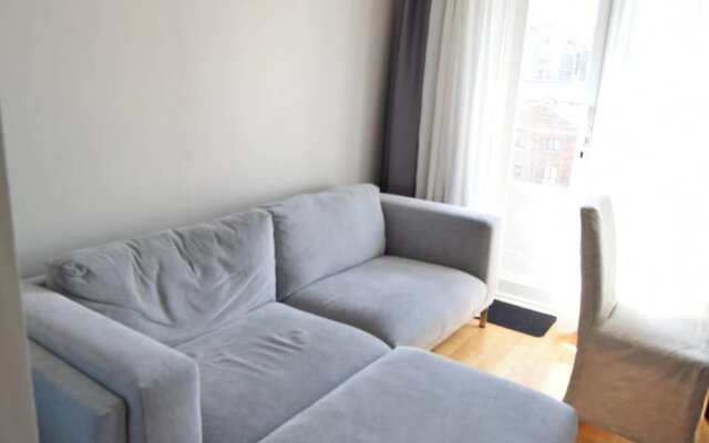 2 Bedroom Flat Near The River Thames