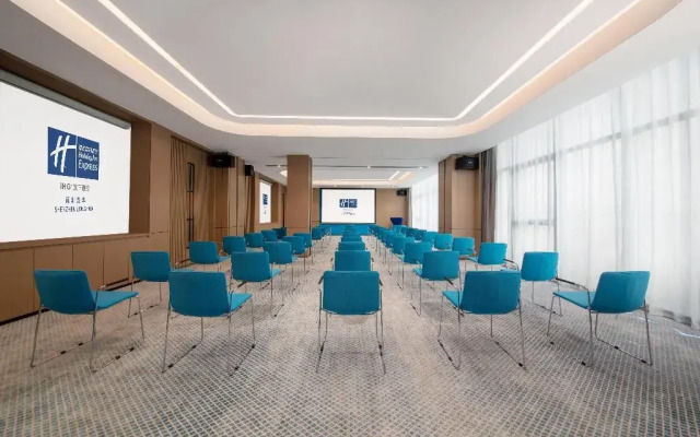 Holiday Inn Express Shenzhen Longhua by IHG