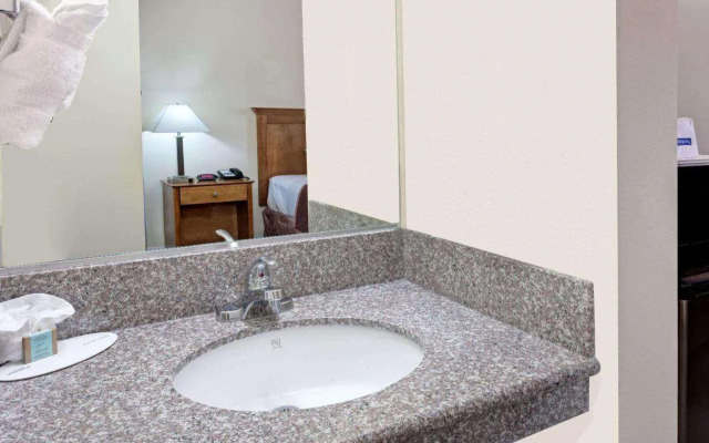 Travelodge By Wyndham Pasadena Central