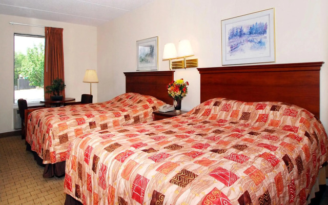 Econo Lodge Inn & Suites