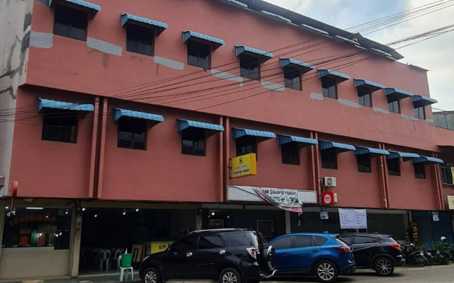Reddoorz Plus Near Mall Nagoya Hill Batam 4