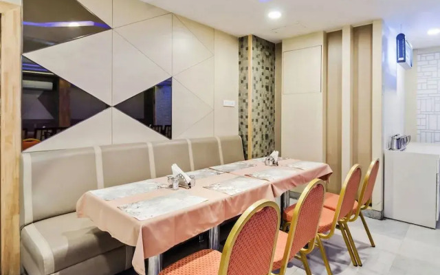 Oyo 30525 Dwarka Grand