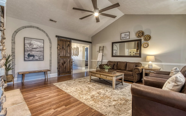 Irresistible Retreat w Pool Hot Tub Arcade
