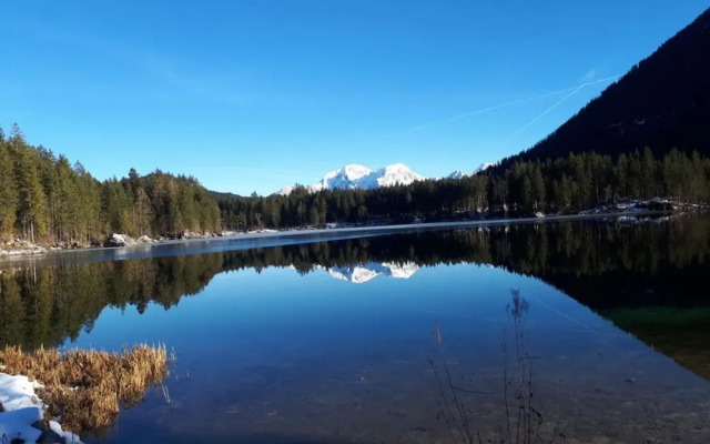 Hirschbichler Modern Retreat