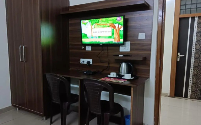 OYO 16721 Divine Hotel