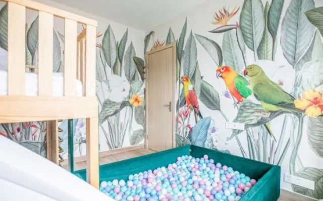 Yujian Holiday Apartment (Foshan Gaoming Meidi Luhu Branch)