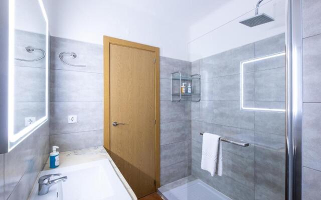 #065 Vila Magna Flat with Pool by Home Holidays