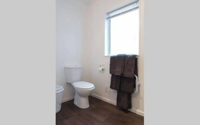 Christchurch City & Country Cottages - Nut Point Cottage