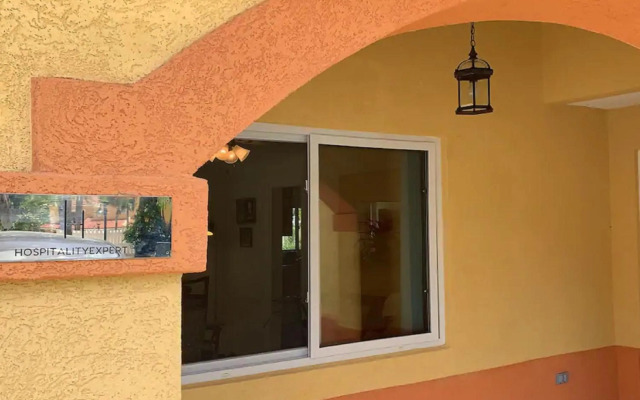 New 3-bed on Hip Strip, Beach access, Sleeps 8