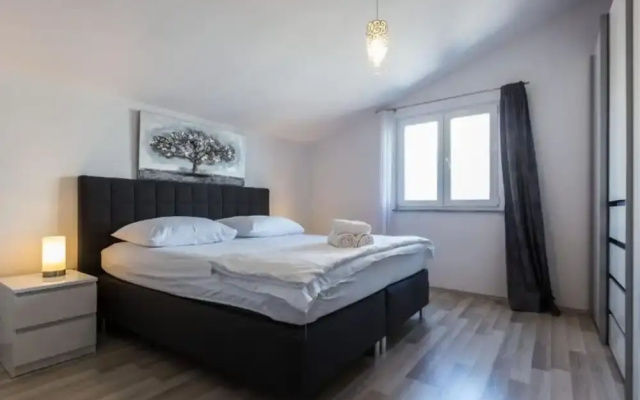 Cozy Three Bedroom Apartment With Terrace in Zadar