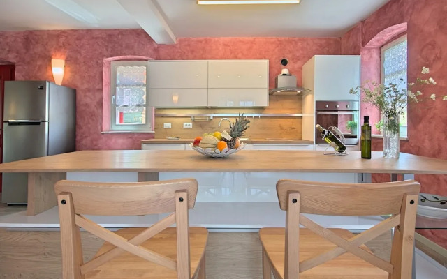 Beautiful Child-friendly Villa With Private Pool in Porec