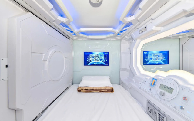 Space Q Capsule Hotel