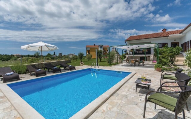 Nice Home in Brtonigla With Wifi and 3 Bedrooms