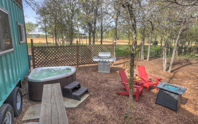Willie the Modern Tiny Home W/hot-tub & Firetable