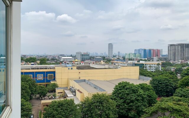Nice And Strategic 1Br At Sky Terrace Apartment