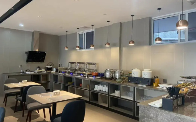 Home Inn Xinchang Jiangbin Middle Road