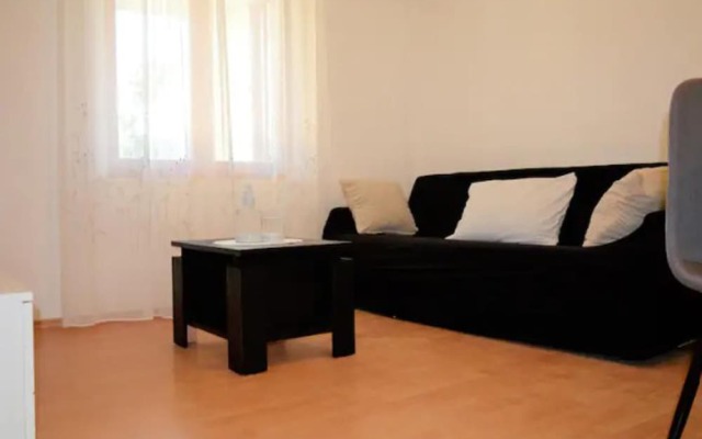 Beachside Apartment - Sleeps 5, Parking & Views