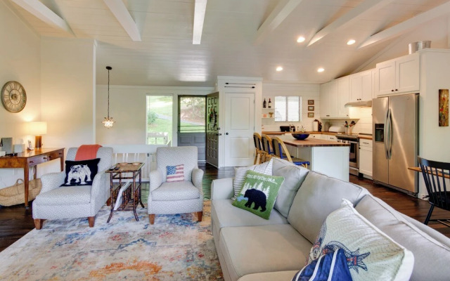 High-end Sapphire Retreat on Fairfield Lake!