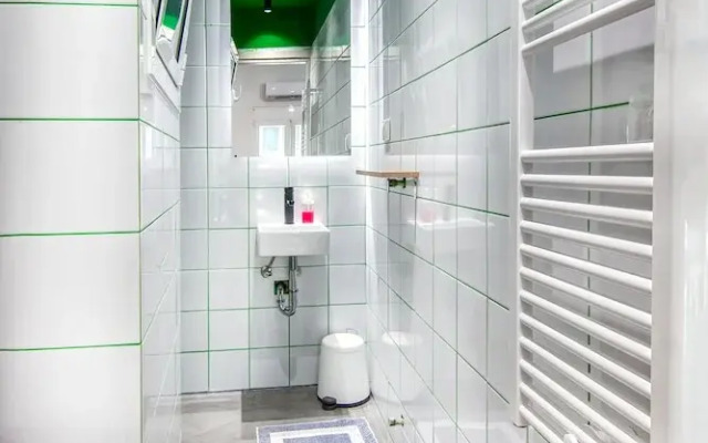 Modern and Stylish Renovated Flat, next to Metro