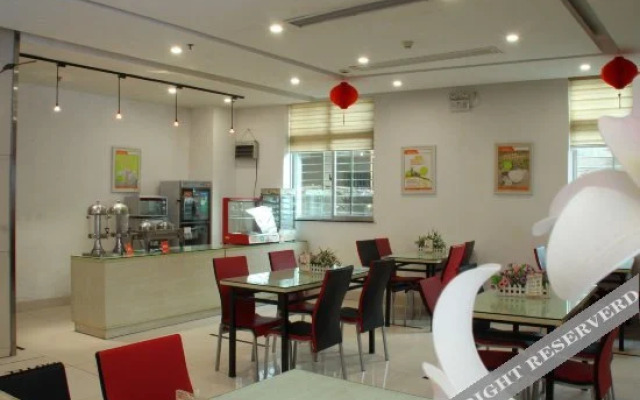 A Home Chain Hotel (Jinjiang Airport Huzhong)