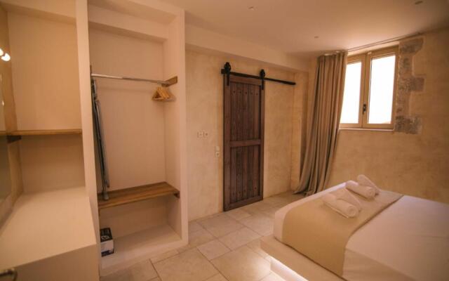 Mani Luxury Suites and Studios in Gytheio with Private Pools