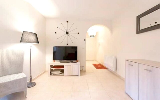 Apartment With one Bedroom in Saint-raphaël, With Enclosed Garden - 10