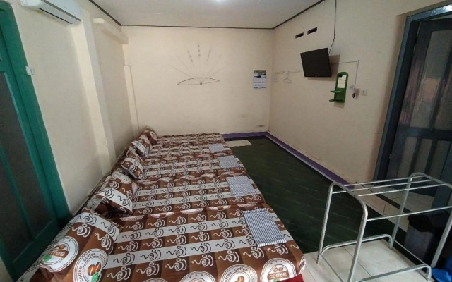 Bahagia Sederhana Home Stay - Hostel by ZUZU