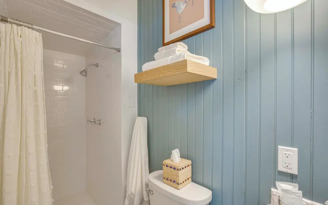 Walk to Bergfeld Park: 1928 Azalea District Home