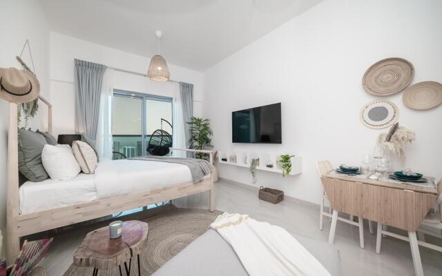 Charming Apt. With Views In Business Bay