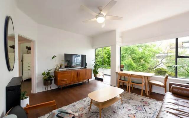 Mid-century 1 Bedroom Apartment on Albert Park With Parking