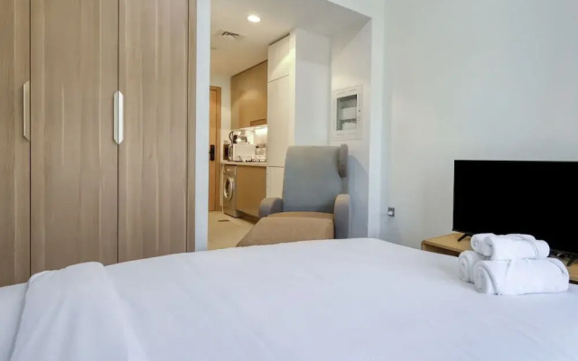 Chic Modern Studio in Azizi Riviera