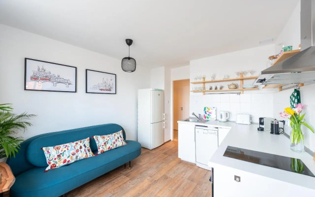 BRIGHT CHARMING Apt with TERRACE, PARKING & AirCo.