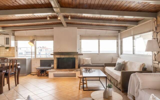 Sunny Loft With a Panoramic View