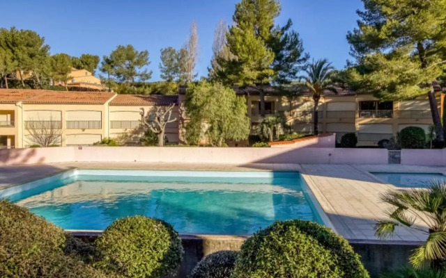 Flat With Swimming Pool Near The Beach