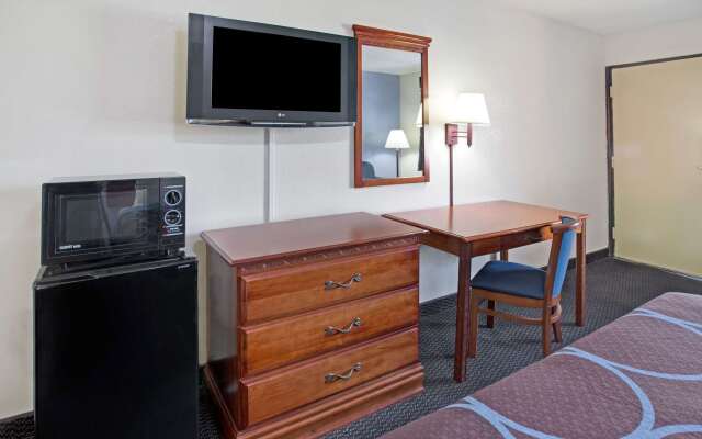 Super 8 by Wyndham Suwanee