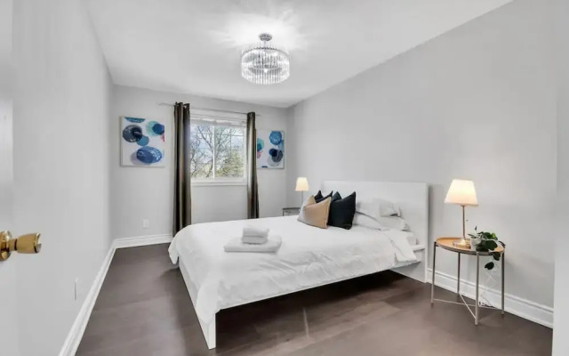 High-ceiling Home Relaxing Patio in Waterloo