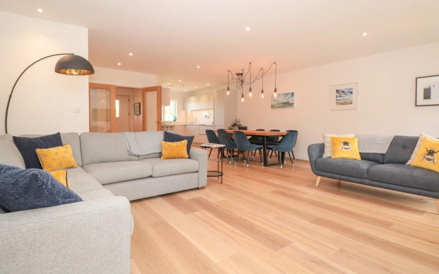 4 Court Terrace, Hillfield Village