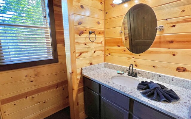 South Side Serenity 2 Bedroom Cabin by RedAwning