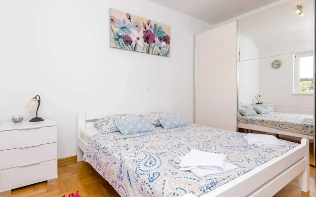 Ana Apartment - One Bedroom Apartment With Balcony