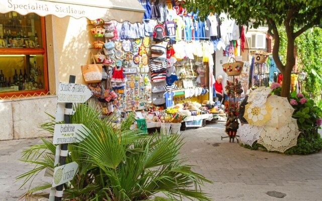 Central Apartment in Taormina Near the Sea