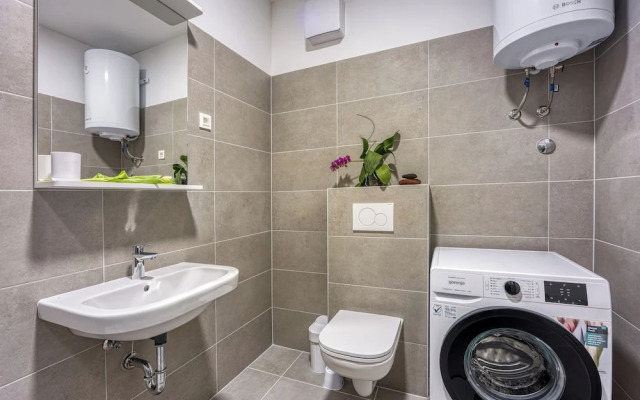 Cikat Bay Modern Apartment