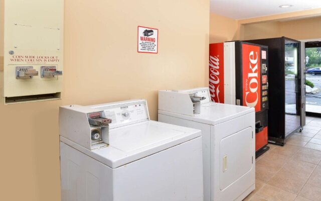 Red Carpet Inn and Suites - Cheshire