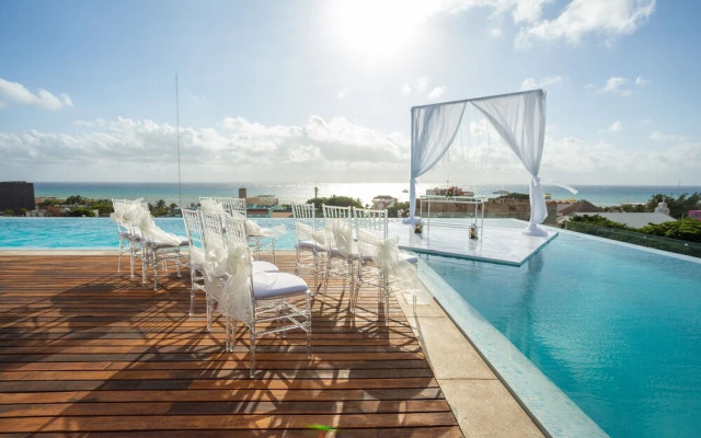 The Fives Travelers at the Fives Downtown by Ypj