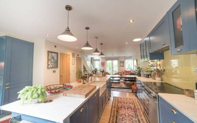 Cosy And Beautiful 4br House