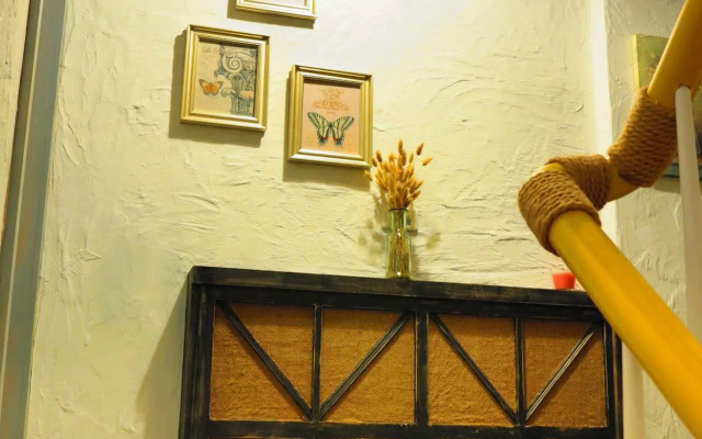 Antique's home