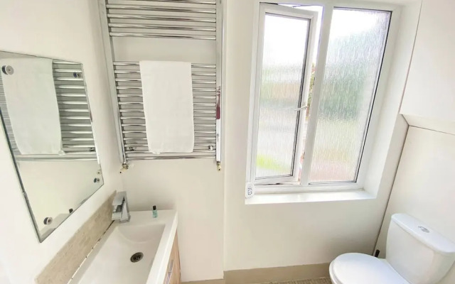 Cozy Croydon Apartment With Central Heating & Free Parking