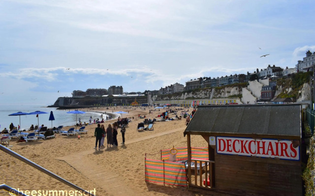 Popular - Modern Walpole Bay Apartment