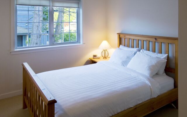 Waters Edge Shoreside Suites
